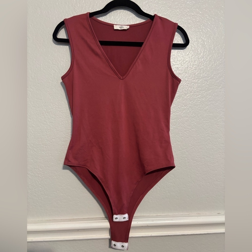 Entro Sleeveless V-neck Bodysuit size Small Rust color